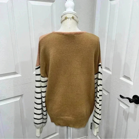 Very J size S mixed media v- neck sweater with light intentional piling. - Picture 3 of 7